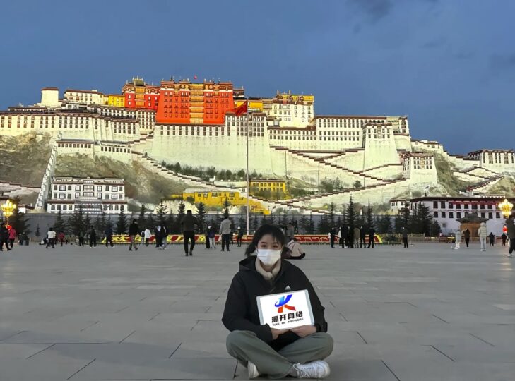 小姐姐举牌布达拉宫psd源码-各类资源论坛-网络分享-爱分享资源网
